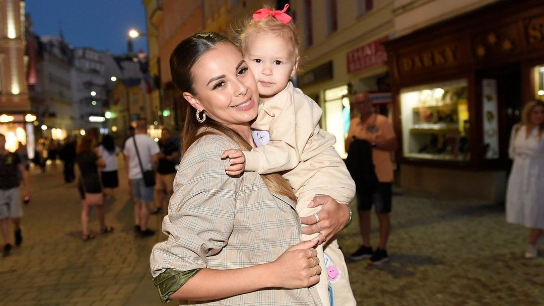 Monika Bagárová s dcerou Rumií v Karlových Varech.