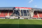 Na stadionu v Alkmaaru se zřítila střecha. Možnému soupeři Plzně nadělal potíže vítr