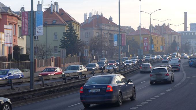 Každodenní ranní kolona v pražské ulici v Holešovičkách směrem k mostu Barikádníků