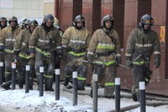 V Petrohradě hoří autosalon Hyundai, z budovy se valí černý kouř