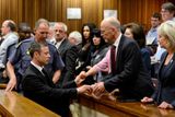 Oscar Pistorius se po vyřčení pětiletého trestu držel s rodinou za ruce