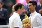 Roger Federer a Novak Djokovič ve finále Wimbledonu 2019