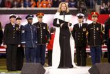 Letošní - osmačtyřicátý Super Bowl - zahájila zazpíváním Reneé Flemingová,...