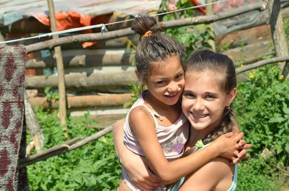 Gabriela s Márií v romské osadě na Ukrajině.