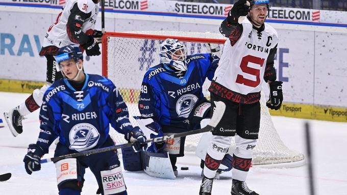 Zprava Filip Chlapík ze Sparty a překonaný brankář Dominik Hrachovina z Vítkovic.