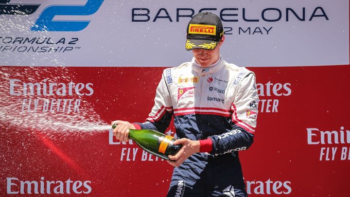 Callum Ilott na stupních vítězů sprintu Formule 2 v Barceloně.