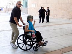Suzan Hilemanová, kterou Loughner střelil třikrát, přijela k soudu na invalidním vozíku