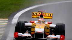 Fernando Alonso krouží v kvalifikaci na okruhu Interlagos