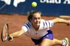 Do světa velkého tenisu vstoupila v roce 2001 a už tehdy začala její smolná série, když ji ve finále turnaje v Antverpách porazila Barbara Rittnerová z Německa.