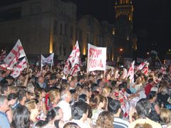 Gruzínci protestují v Tbilisi proti ruské okupaci.