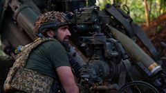 Ukrajinský dělostřelec obsluhuje houfnici.