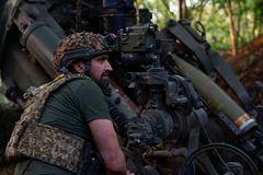 Reportáž: Ukrajinské dělostřelce deptá nepopulární rozkaz. Dřív ho neslýchali