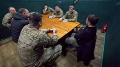 Ukrajinský prezident Volodymyr Zelenskyj navštívil vojáky bojující u města Dobropillja