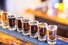 Regulace reklamy a vyšší daň by v ČR snížila pití alkoholu o 5 procent, tvrdí experti