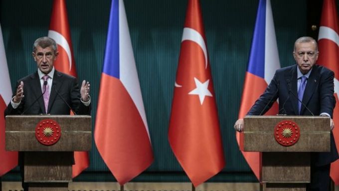 A co bych pro vás ještě mohl udělat? Český premiér Andrej Babiš s tureckým prezidentem Recepem Tayyipem Erdoganem. Ankara, 3. září 2019.