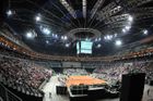 Čtvrtfinále Davis Cupu hostí pražská O2 aréna. Přestože zápas byl rychle vyprodán, po odřeknutí účasti světové jedničky Novaka Djokoviče ztratili někteří diváci zájem a na tribunách byly k vidění prázdné ostrůvky.