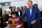 Erdogan posílí, Turci v referendu těsně podpořili změny ústavy. Uspěl i v zahraničí