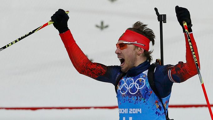 Anton Šipulin zajistil Rusku ve finiši závěrečného závodu první biatlonové zlato ze Soči.