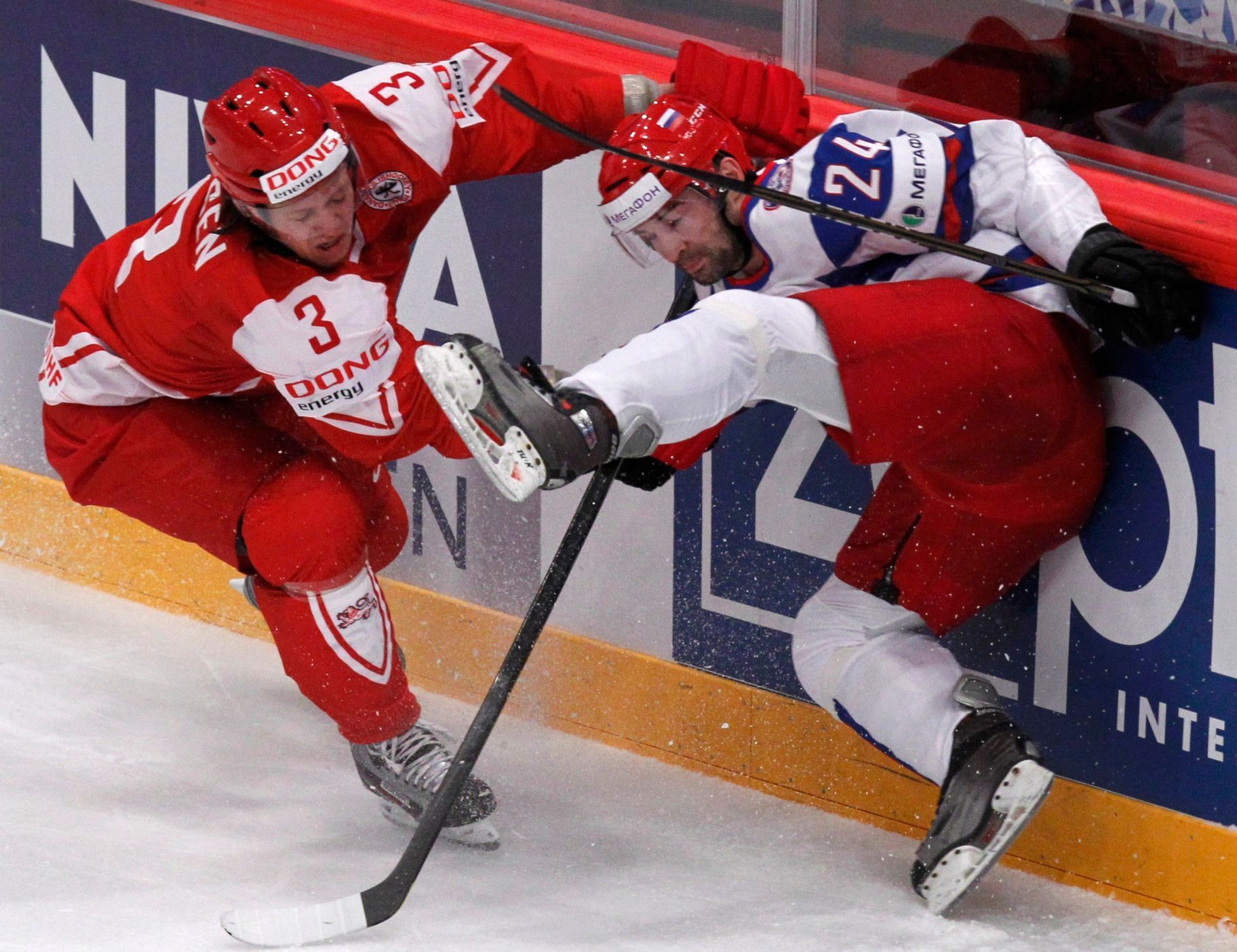 Souboj Larsena s Popovem v utkání Rusko - Dánsko