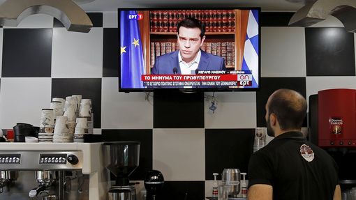 Řekové sledují Tsiprasův televizní projev k národu.