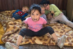 Foto: Nádraží jako útočiště uprchlíků, děti spí na zemi. Praha je přesune do stanů