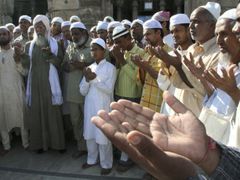 Indičtí muslimové ze západoindického města Ahmedábád se modlí za oběti teroristických útoků v Bombaji