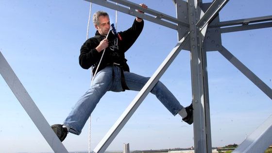 Tomáš Hanák alias Bobr visí z Petřínské rozhledny v Praze.