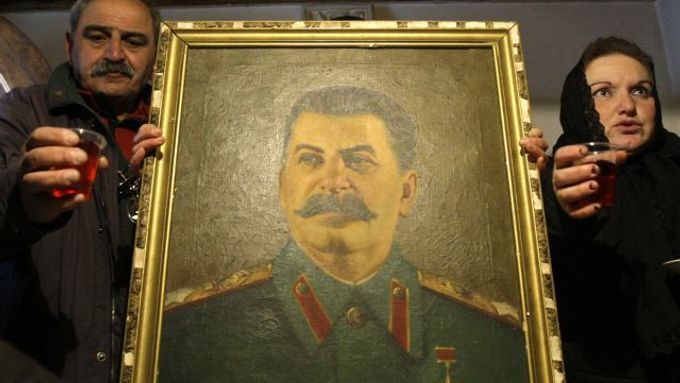 Stalin posílal své dceři růže, ale byl to spíš takový jedovatý dárek. Ona na něj vzpomínala jako na tatíčka, ale na druhou stranu ji od dvanácti let tyranizoval, říká spisovatelka Monika Zgustová.