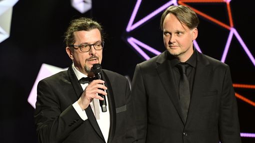 Nejlepším televizním seriálem je Volha. Cenu přebírají producent Josef Viewegh (vlevo) a hlavní tvůrce Jan Pachl.