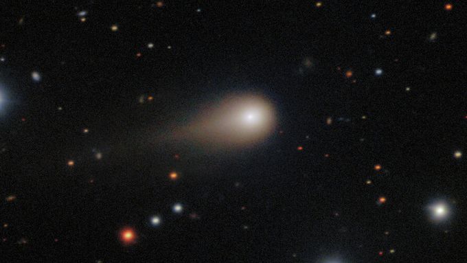 Kometa 3I/Atlas při své přiblížení ke Slunci opět překvapila. Na rozdíl od konspirátorů mají ale vědci pro její změny logická vysvětlení.