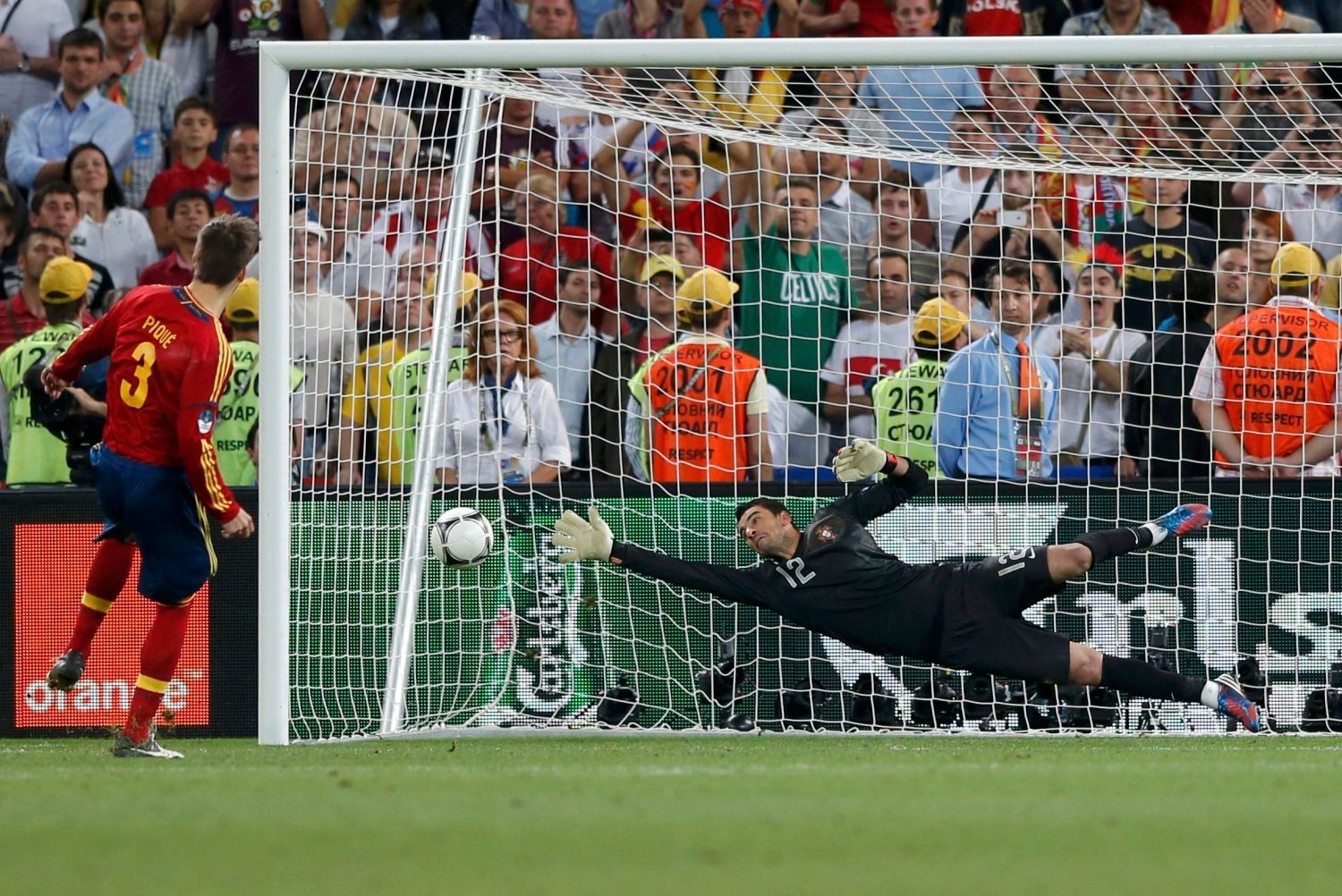 Gerard Piqué proměňuje penaltu během semifinálového utkání Eura 2012 mezi Portugalskem a Španělskem.