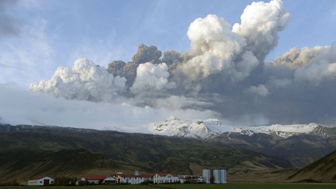 Kouř a popel z islandské sopky se valí Evropou.