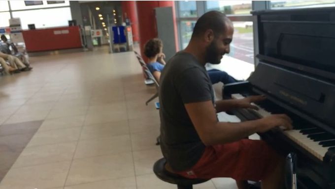 Libanonský turista hrající na klavír na letišti.