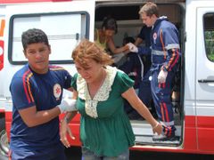 Pasažérka zřícenéhé letounu po převozu do nemocnice. Záběr z brazilské televize Globo.