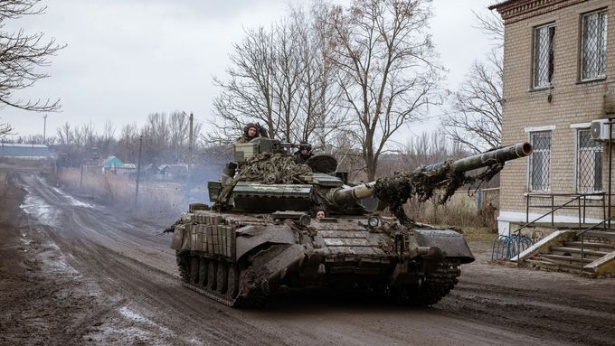 Záběry ukazují využití ukrajinského tanku T-64 ukrajinskými vojáky na frontě