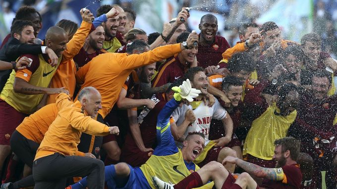 Fotbalisté AS Řím slaví druhé místo v italské lize.