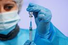 Vakcínu od firmy AstraZeneca preventivně vysadilo po dalších zemích také Německo