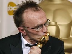 Oscar 2009: Danny Boyle se soškou za režii Milionáře z chatrče. Nejúspěšnější film ceremoniálu získal celkem osm cen