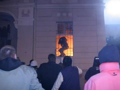 Snímek, kvůli kterému dostal fotoreportér Aktuálně.cz výprask: Americká ambasáda hoří.