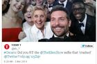 FOTO Oscar 2014 na Twitteru: Selfie, pizza i pády na koberci