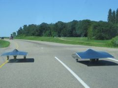 Vozítka Michiganské a Minnesotské univerzity se řítí do cíle závodu North America Solar Challenge.
