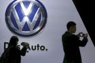 Volný pád akcií Volkswagenu. Po skandálu s emisemi ztrácejí už pětinu z ceny