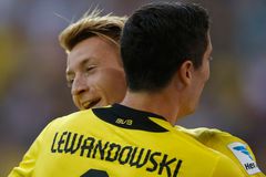 Dortmund se protrápil k výhře nad outsiderem a vede tabulku