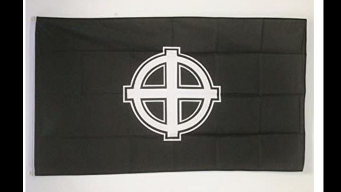 Mezi předměty nabízenými k prodeji na Amazonu byla i neonacistická vlajka s keltským křížem.