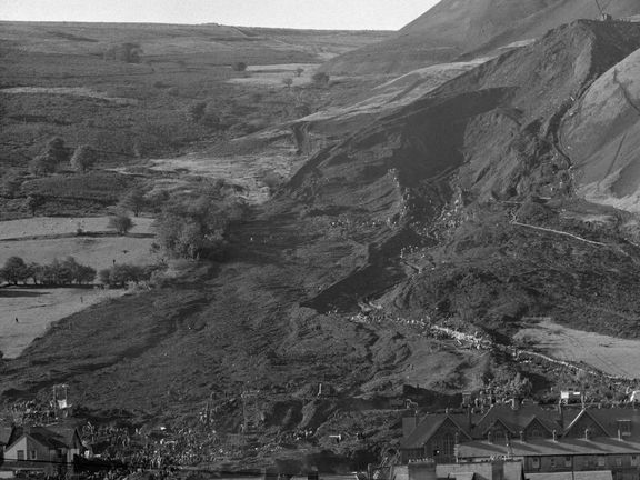 Sesuv vznikl v důsledku dlouhotrvajících dešťů. V den katastrofy se masa půdy uvolnila, sjela zalesněným svahem a nabrala smrtící rychlost.