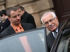 Václav Klaus nastupuje do auta po jednání Ústavního soudu o Lisabonské smlouvě