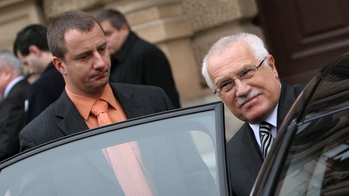 Václav Klaus nastupuje do auta po jednání Ústavního soudu o Lisabonské smlouvě