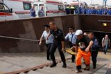 V moskevské podzemce se v dopravní špičce srazily tři vagony plné lidí. Bylo třeba jednat rychle.