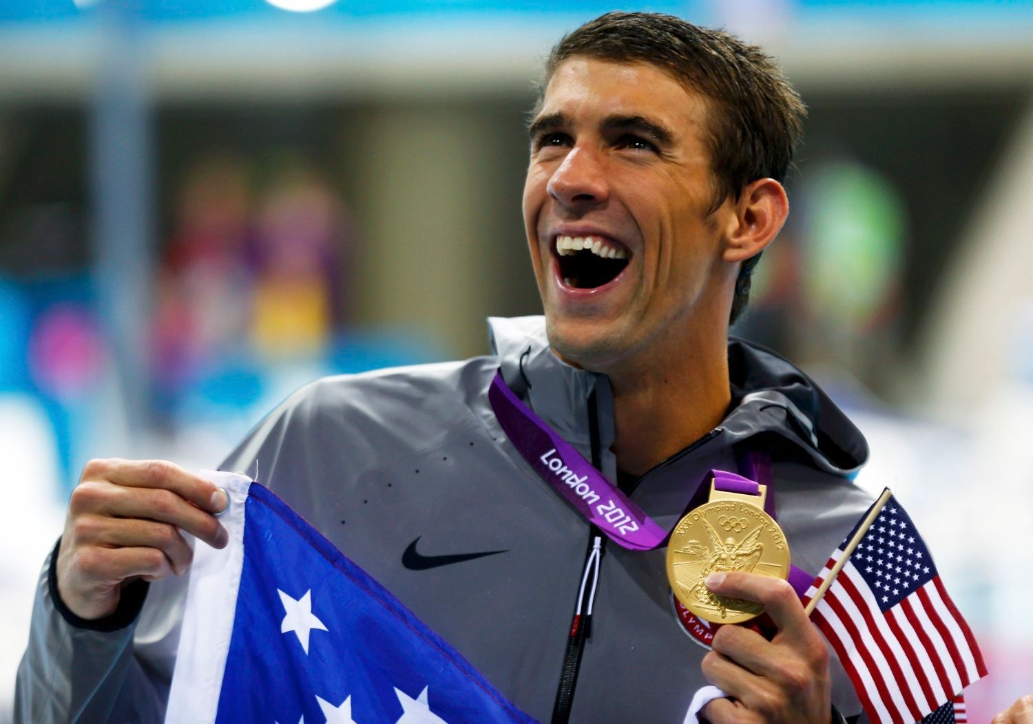 Americký plavec Michael Phelps slaví zlatou medaili za štafetu 4x200 metrů volným stylem na OH 2012 v Londýně.