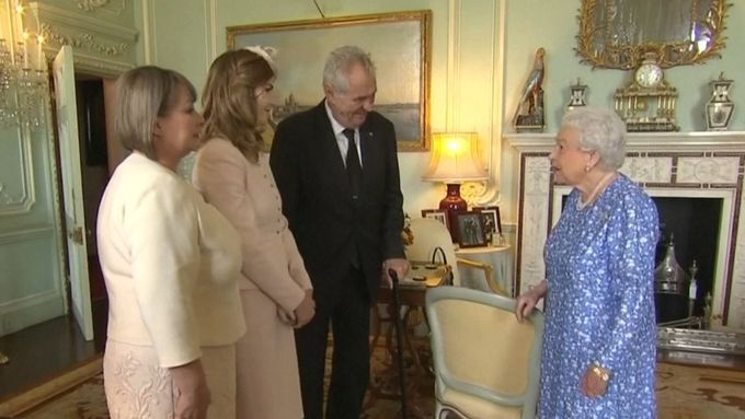 Je to ohromující moment v mém životě, přivítal se prezident Zeman s britskou královnou Alžbětou II.